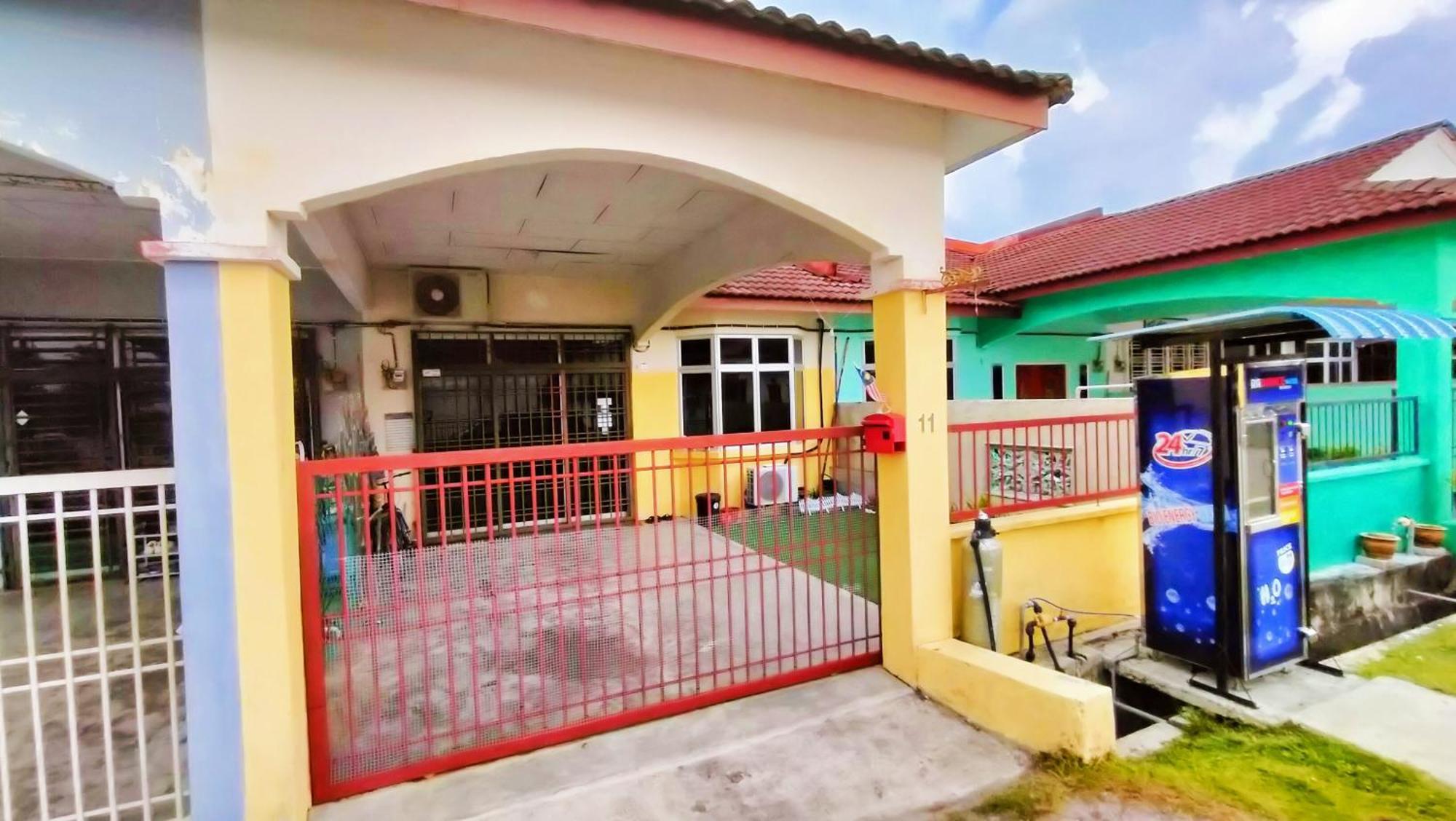 Homestay Melewar Parit Raja Exterior photo